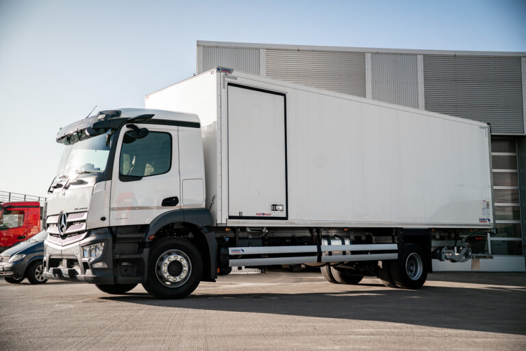 Mercedes-Benz Actros 1824 with a Thermo King T-1000R unit, twin evaporator system